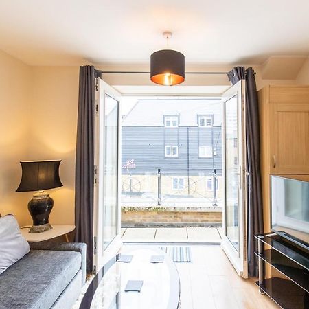 1-Bedroom Apartment With Balcony, Hoddesdon Exterior foto