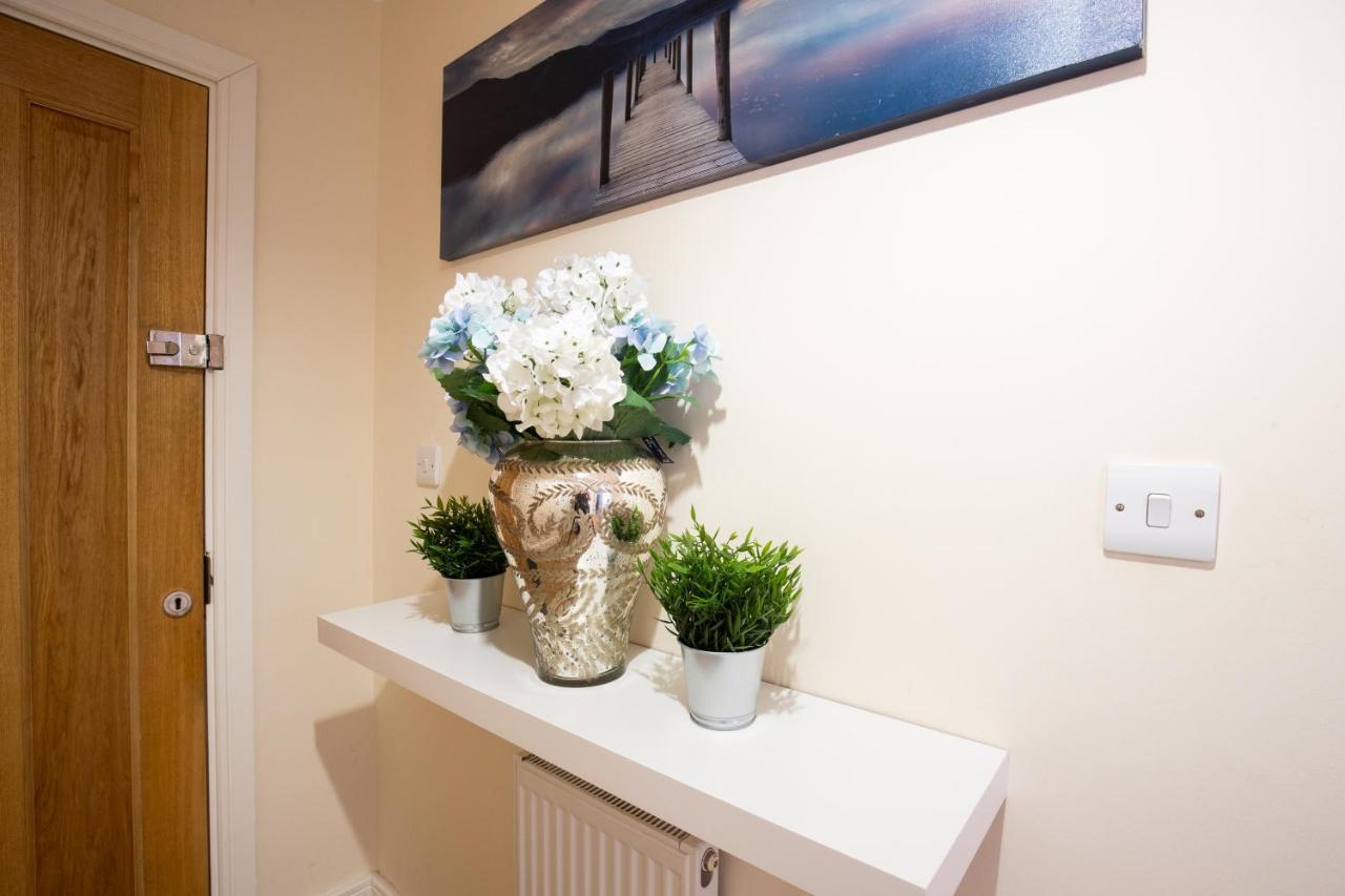 1-Bedroom Apartment With Balcony, Hoddesdon Exterior foto