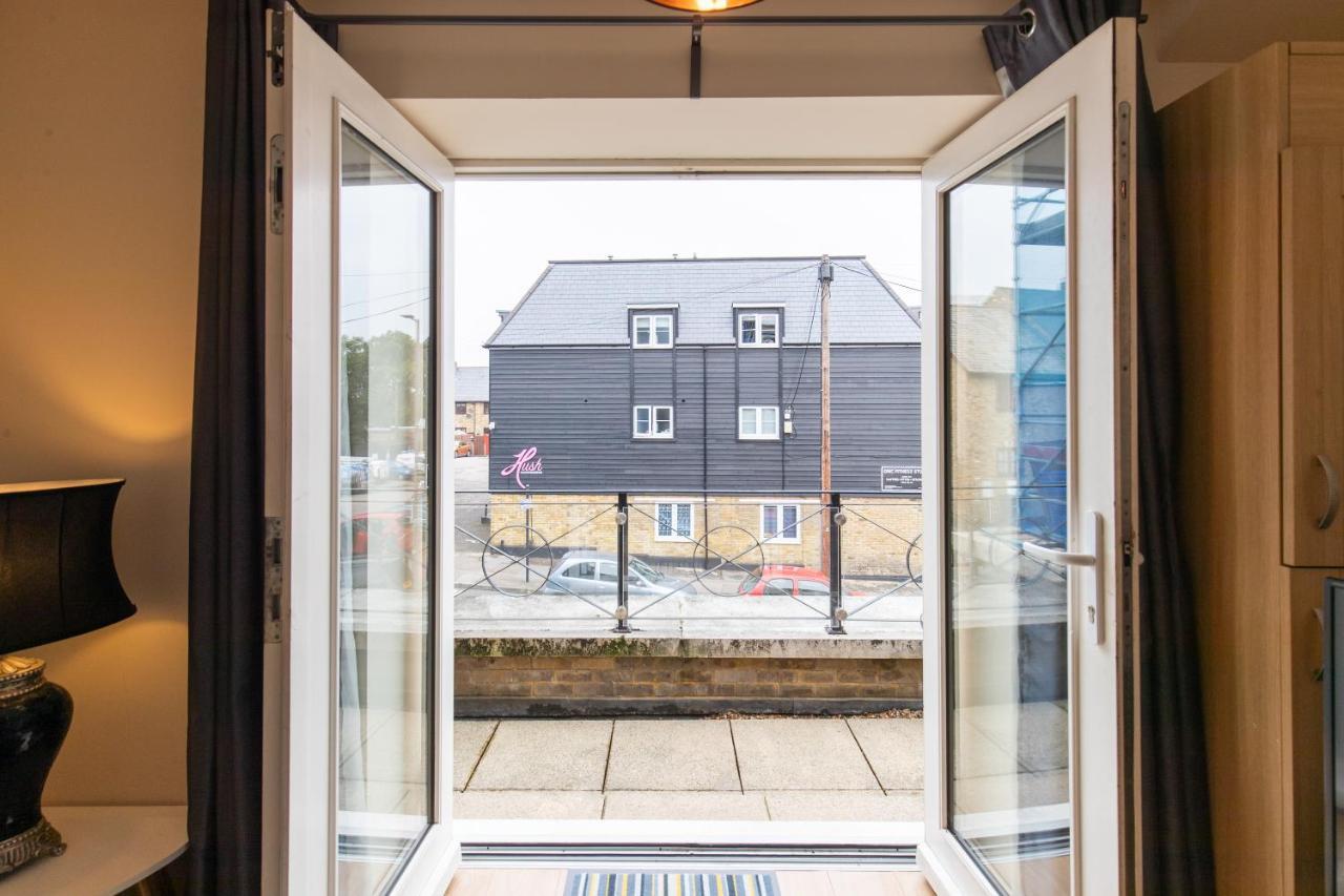 1-Bedroom Apartment With Balcony, Hoddesdon Exterior foto