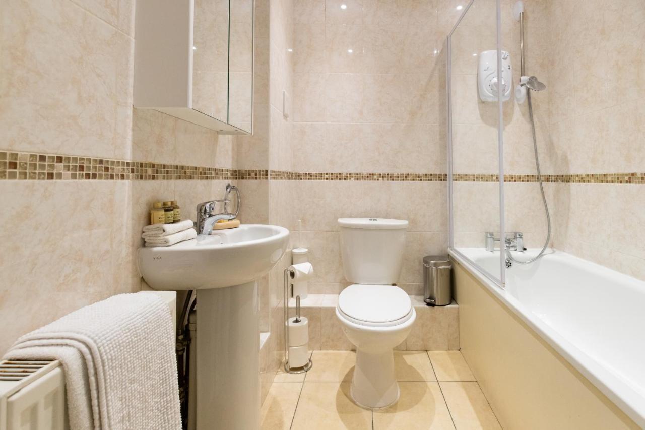 1-Bedroom Apartment With Balcony, Hoddesdon Exterior foto