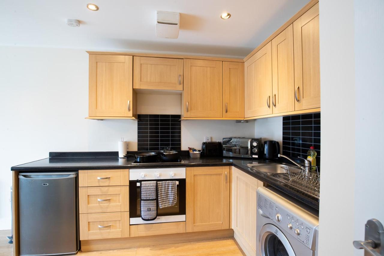 1-Bedroom Apartment With Balcony, Hoddesdon Exterior foto
