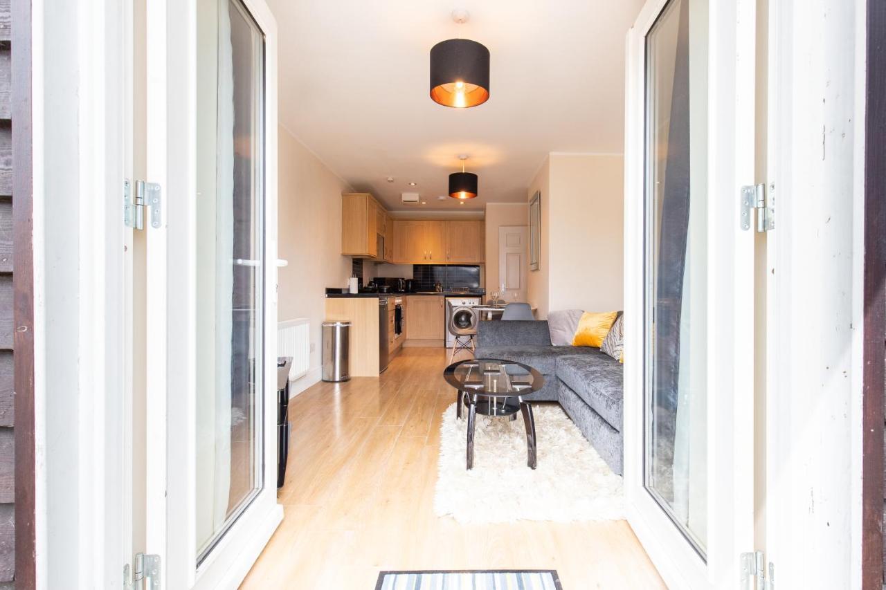 1-Bedroom Apartment With Balcony, Hoddesdon Exterior foto